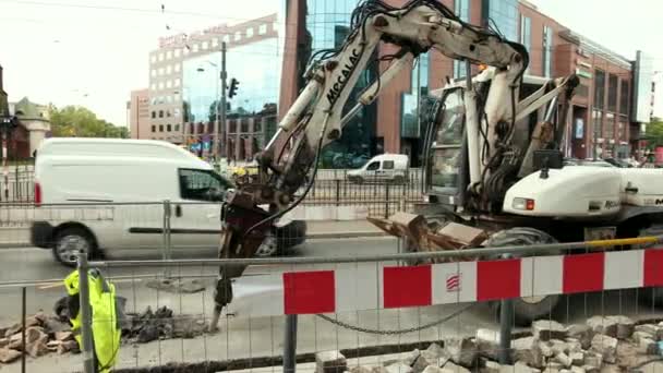 Ekskavatör çimento zemin yolu kırıyor ve yok ediyor — Stok video