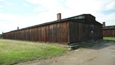 Dışarıda Almanlar tarafından öldürülen Yahudilerin bir tür Kışlası vardı.