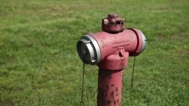 Red fire hydrant underground en el campo de concentración de Auschwitz, Oswiecim Polonia — Vídeo de stock