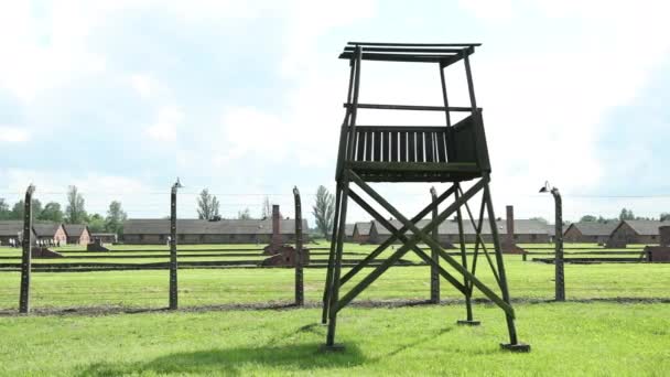 Strážní věž Osvětim-Birkenau koncentrační tábor, památník války, Cinematic, Panning. — Stock video