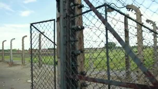 Puertas metálicas eléctricas y vallas de alambre de púas en el campo de concentración — Vídeo de stock