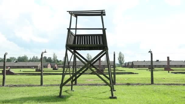 Wieża strażnicza obóz koncentracyjny Auschwitz-Birkenau, pomnik wojenny, CINEMATIC, panoramowanie. — Wideo stockowe