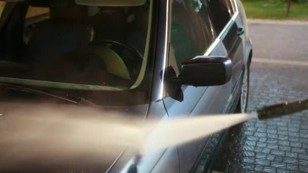 Homem, trabalhador, lava o carro. lavagem de carro usando jato de água de alta pressão — Vídeo de Stock