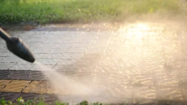 Männlich, reiniger, wäscht Kopfsteinpflaster mit einem Strahl Hochdruckwasser, Nahaufnahme — Stockvideo