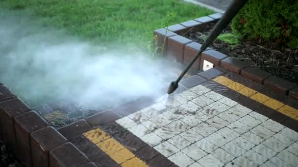 Macho, limpiador, lava adoquines con un chorro de agua de alta presión, primer plano — Vídeos de Stock
