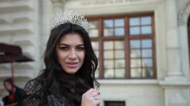 güzel kız koyu saçlı, siyah elbiseli, başında taç, kamera için poz