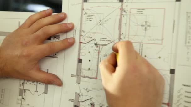 Osoba rysuje żółty ołówek na planie mieszkania, powolny ruch. zbliżenie — Wideo stockowe