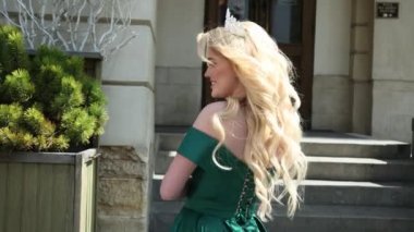 kız, sarışın, çıplak omuzlu yeşil elbiseli, taç ile, kamera için poz