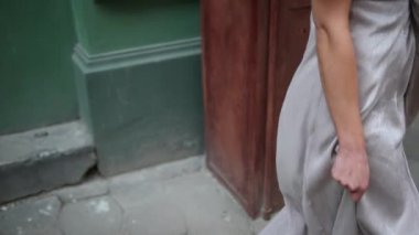 ince kız, gri muhteşem bir elbise, güzel bacaklar, sokakta poz