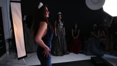 siyah elbiseli esmer kız, derin bir yaka ile, Studio fotoğraf çekimi