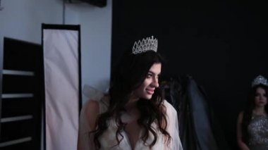 hafif bir elbise esmer kız, derin bir yaka ile, Studio fotoğraf çekimi