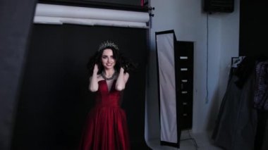 Studio fotoğraf çekimi, kırmızı elbiseli bir esmer kız. derin yaka ile