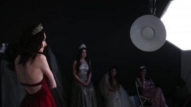 Studio fotoğraf çekimi, kırmızı elbiseli bir esmer kız. derin yaka ile
