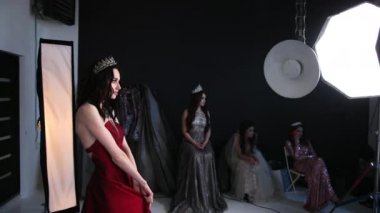 Studio fotoğraf çekimi, kırmızı elbiseli bir esmer kız. derin yaka ile