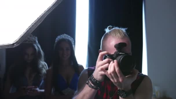 Homme photographe prend des photos avec un appareil photo professionnel, dans le studio — Video