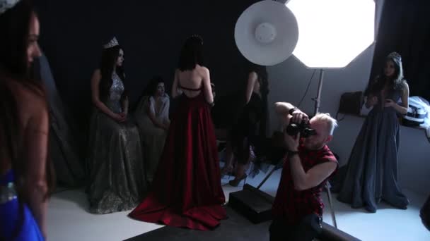 Fotograf fotografiert Mädchen Modell, brünett, in einem blauen Kleid, im Studio — Stockvideo