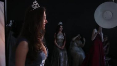 fotoğrafçı fotoğraf modeli, esmer, gri bir elbise içinde, Studio