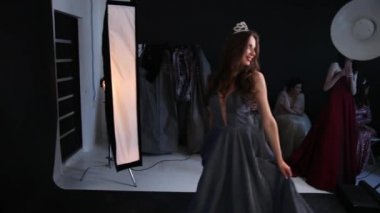 esmer kız, derin bir yaka ile gri parlak bir elbise içinde, Studio poz