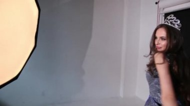 esmer kız, derin bir yaka ile gri parlak bir elbise içinde, Studio poz