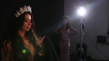 esmer kız, çıplak bir sırt ile koyu şeffaf elbise, Studio poz