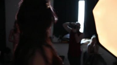 esmer kız, çıplak bir sırt ile koyu şeffaf elbise, Studio poz