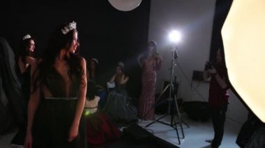 fotoğrafçı fotoğraf kız modeli, esmer, gri bir elbise içinde, Studio