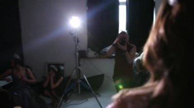 fotoğrafçı fotoğraf modeli, kahverengi saçlı, pembe bir elbise içinde, Studio