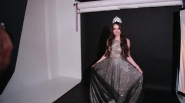 parlak bir elbise esmer kız, bir taç ile, Studio fotoğraf çekimi