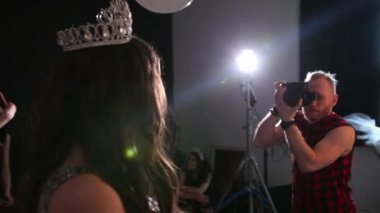 fotoğrafçı fotoğraf modeli, esmer, parlak bir elbise içinde, Studio