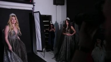 kız, parlak bir elbise model sarışın, bir taç ile, Studio fotoğraf çekimi