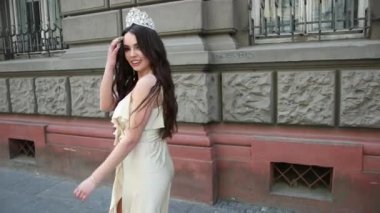 hafif bir elbise kız model esmer, bir taç ile, sokakta photoshoot