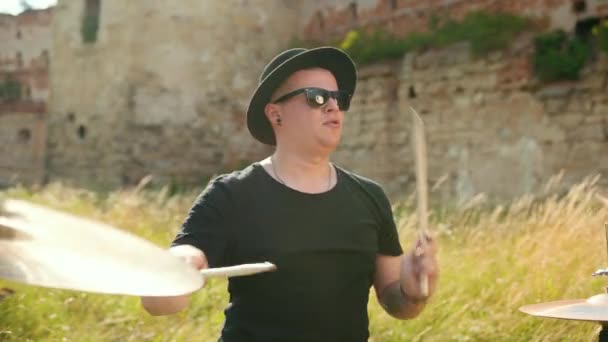 Batterista musicista, suonando batteria e piatti, in strada con tempo soleggiato — Video Stock