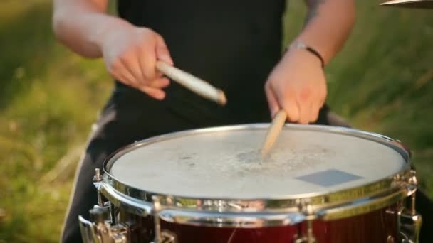 Baterista profesional, tocando el tambor y platillos, en la calle, primer plano — Vídeos de Stock