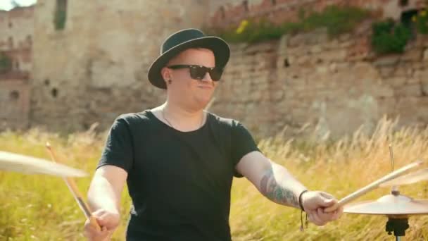 Zenész Dobos öltözött fekete ruhát, kalap, játék a dob és cintányéba — Stock videók