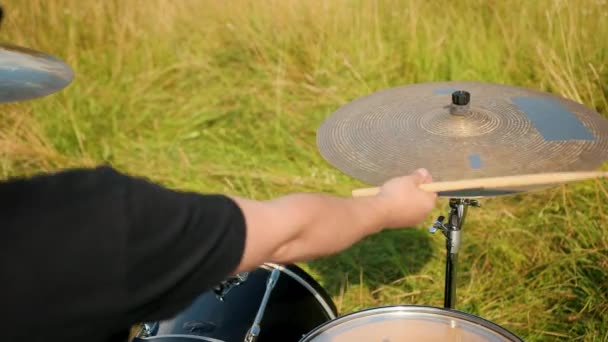 Profesjonalny perkusista, grając w zestaw perkusyjny i cymbały, na ulicy, zbliżenie — Wideo stockowe