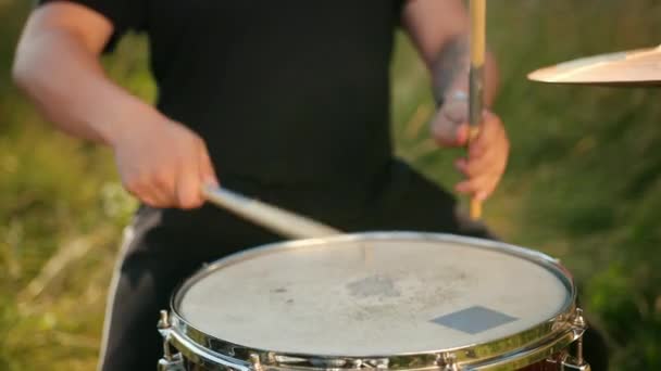 Profesionální bubeník, který hraje na bicí souprava a činely, na ulici, zblízka — Stock video