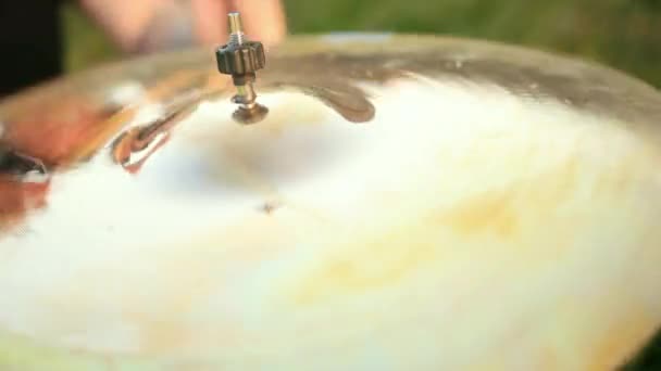 Baterista profesional, tocando el tambor y platillos, en la calle, primer plano — Vídeo de stock