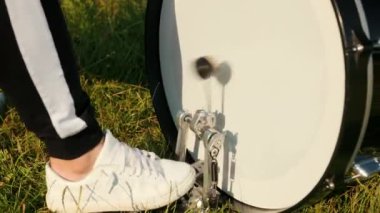 adam davulcu, davul seti oynarken, ayak sokakta davul pedalına basar