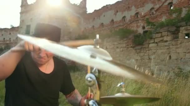 Muzikant drummer gekleed in zwarte hoed, spelen Drum Set en bekkens, op straat — Stockvideo