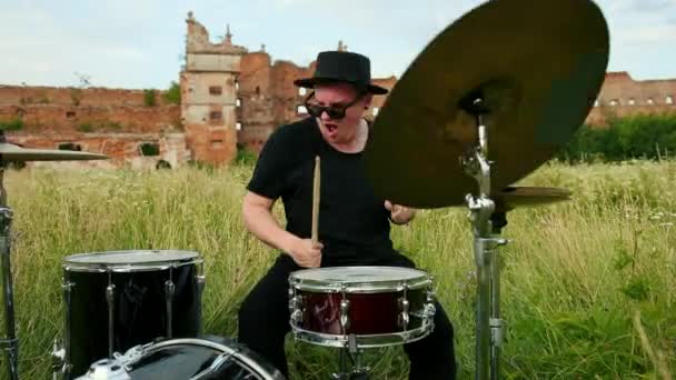 Musiker trommelt, spielt Schlagzeug und Becken, bei sonnigem Wetter auf der Straße — Stockvideo