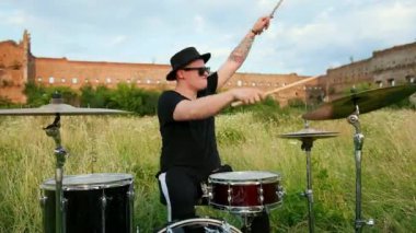 profesyonel davulcu, davul seti ve ziller çalmak, sokakta, yakın çekim
