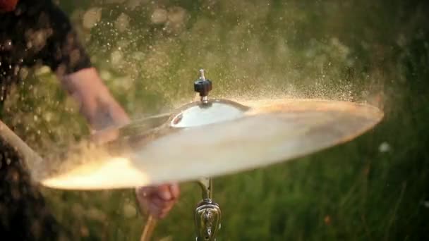 Perkusista uderzając na mokrej talerza bębna i rozpryskiwania wody w zwolnionym tempie — Wideo stockowe