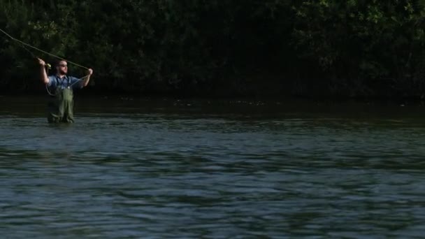 Rybacy posiadający wędkę, rzuca pływakiem, łowią w rzece — Wideo stockowe