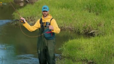 bir olta tutan adam balıkçı, nehirde balıkçılık, bir şamandıra atar