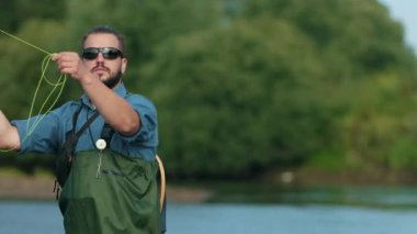 bir olta tutan adam balıkçı, nehirde balıkçılık, bir şamandıra atar