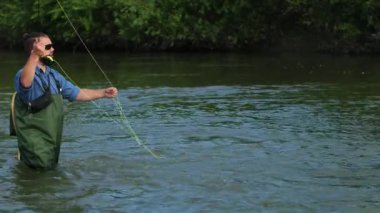 bir olta tutan adam balıkçı, nehirde balıkçılık, bir şamandıra atar