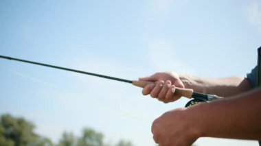 adam balıkçı, balıkçılık, bir olta tutan, yem dizme, dönen makara