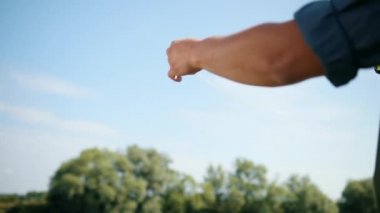 adam balıkçı, balıkçılık, bir olta tutan, yem dizme, dönen makara