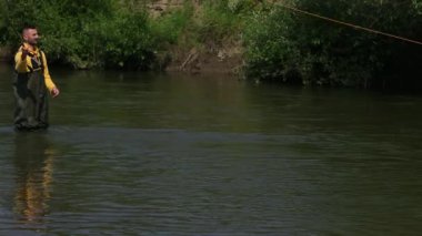 erkek balıkçı suda duran, nehirde balıkçılık, bir şamandıra atar
