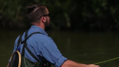 balıkçı bir şamandıra atar, nehirde balık tutmak, suda duran bir adam